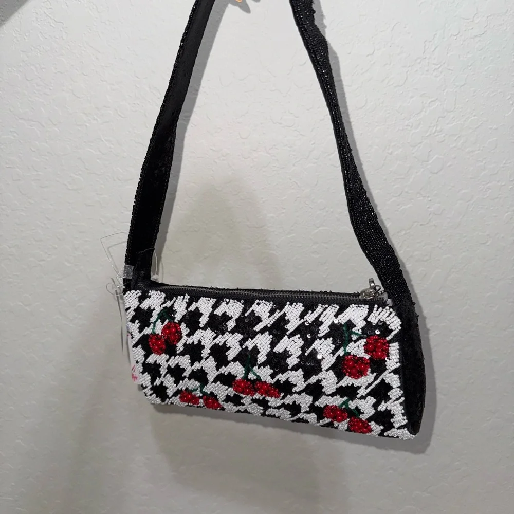 Elegant Black and White Patterned Shoulder Bag with Red Details - Picture 3 of 3